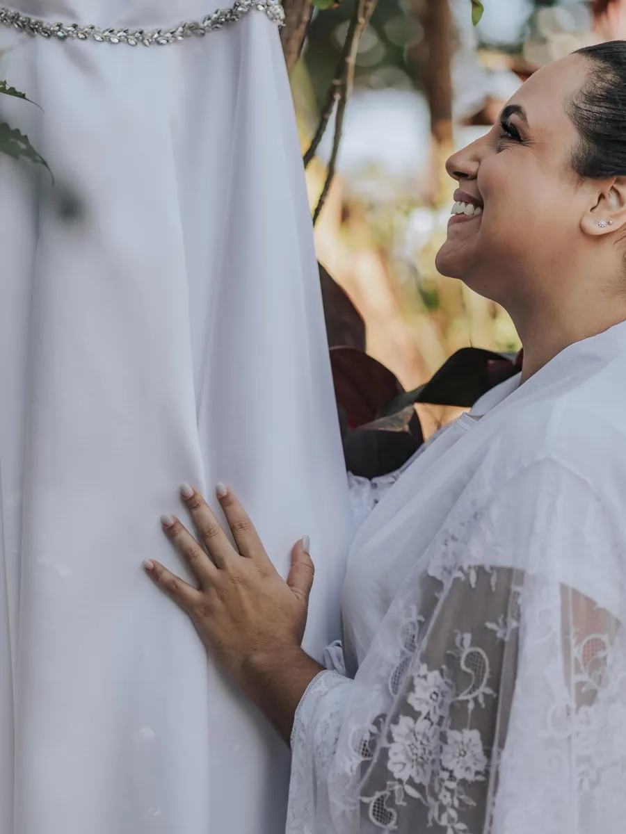 Noiva tocando seu vestido