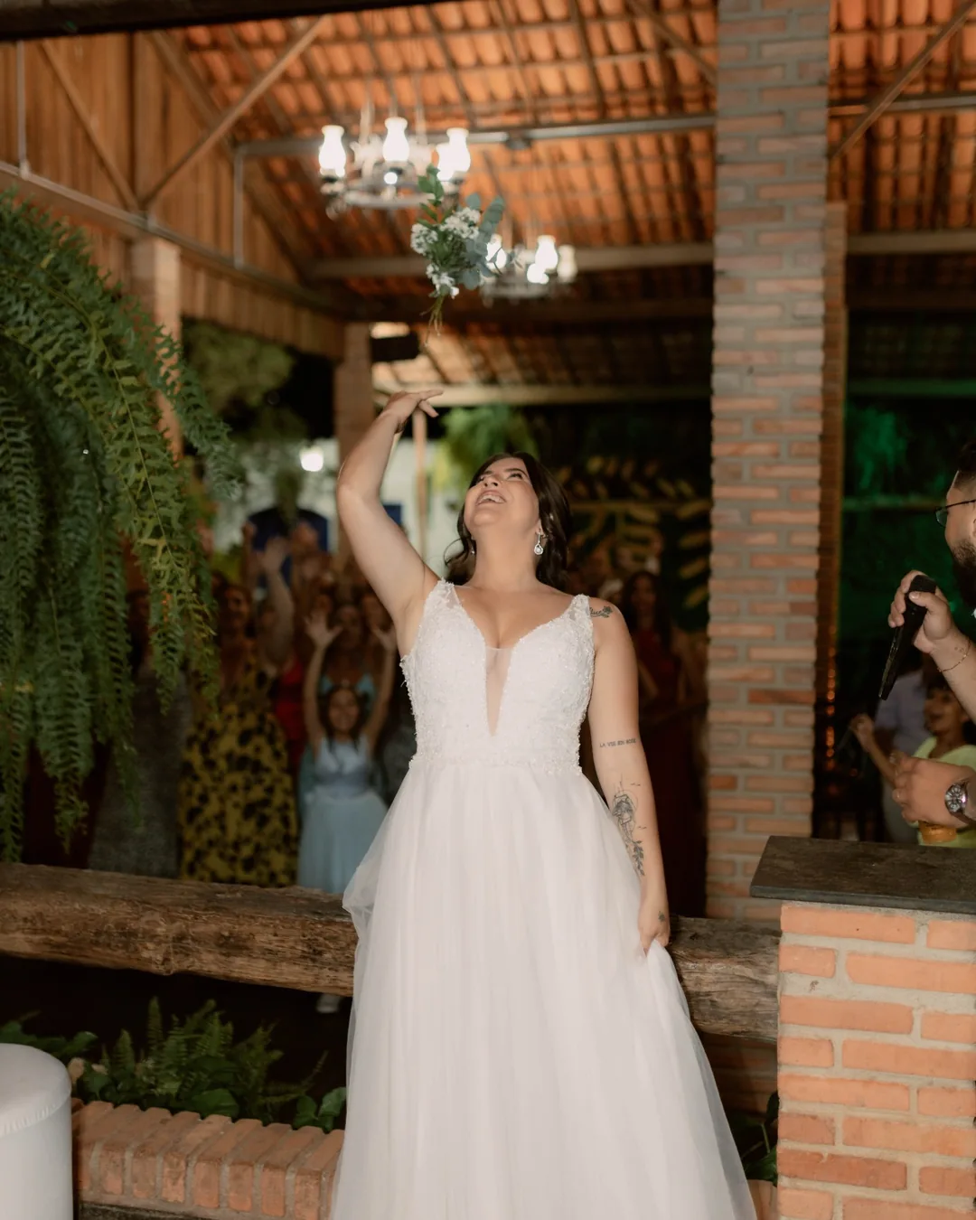noiva jogando buquet