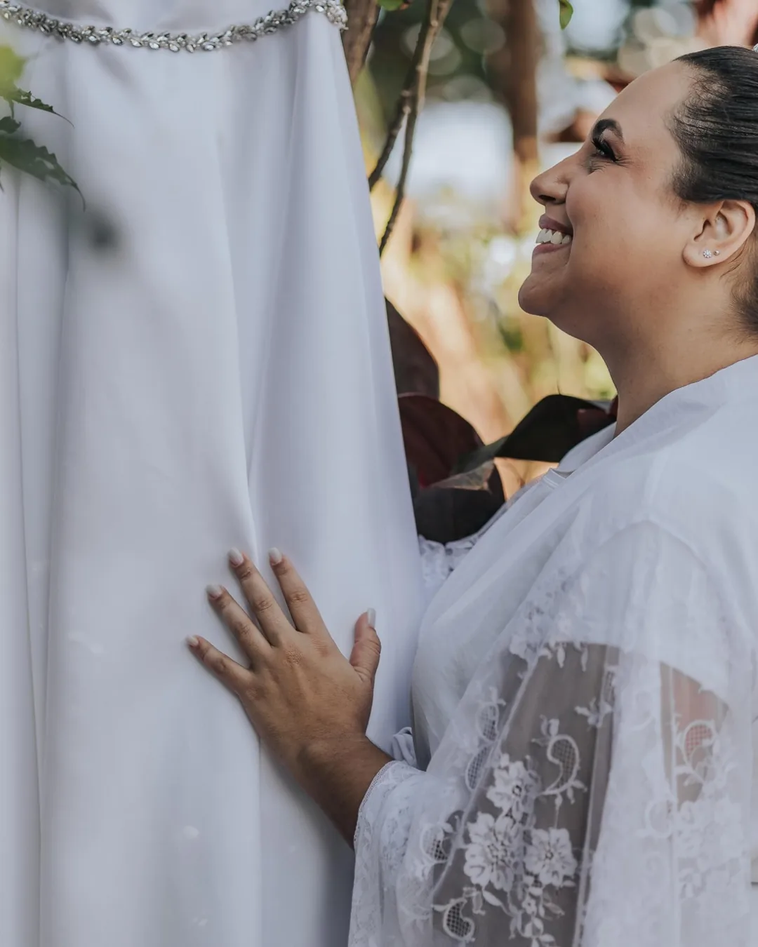 noiva tocando vestido